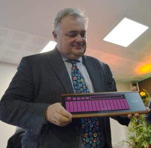 Cédric Delage, PDG de la Fedd et la tablette Joué (Darwin, Bordeaux) fabriquée et assemblée par la Fedd à Sainte-Alvère