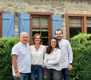 Saint-Lary Patrick et Marie Duvignau, les maîtres de maison, aux côtés de Julia Clavé, directrice d’exploitation des Hauts de Saint-Lary et Julien Saltet, chef du restaurant Erassens.
