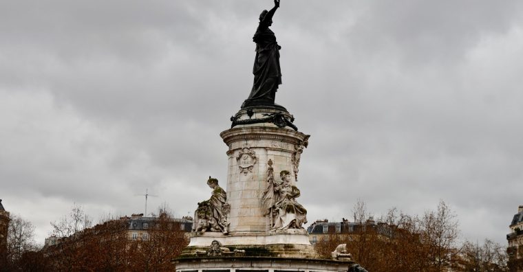 Illustration de l'article James Colomina s’attaque à Noël sur la Place de la République à Paris