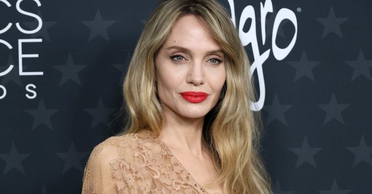 Illustration de l'article Angelina Jolie rejoint l’équipe de Muganga, celui qui soigne, produit par une Périgourdine