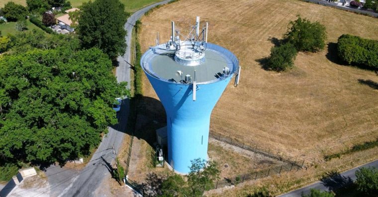 Illustration de l'article Un château d’eau bleu comme l’horizon
